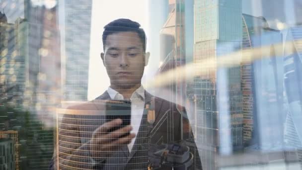 Echtzeit-Portraitaufnahme eines jungen Geschäftsmannes, der am Telefon Korrespondenz führt. — Stockvideo