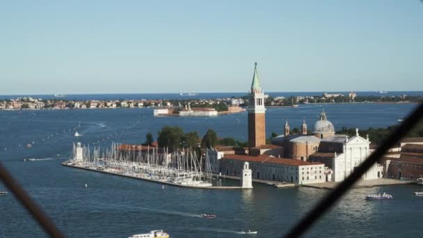 Venedig, Italien - juni 2019: Handhållen panoramabild av San Giorgio Maggiore med båtar och färjor runt — Stockvideo