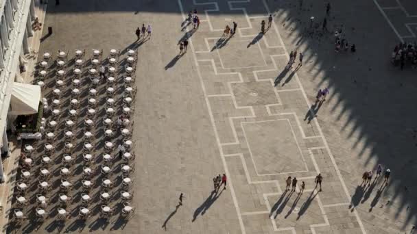 Bovenaanzicht vanuit de lucht mensen lopen op het plein tijdens de zomerdag — Stockvideo