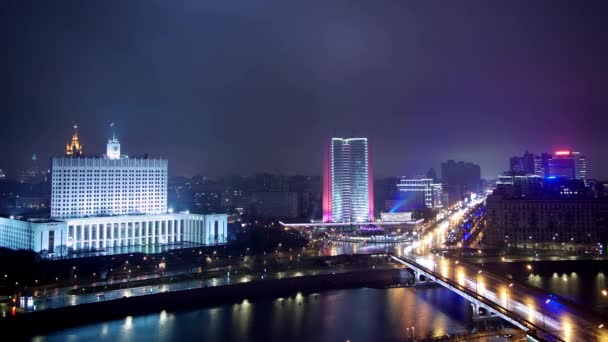 Gimbal Timelapse Nachtaufnahme von Haus der Regierung in Moskau — Stockvideo
