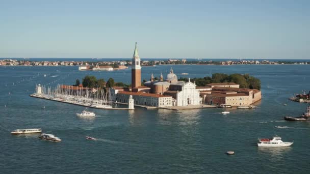 Venedig, Italien - Juni 2019: Gimbal-Aufnahme von San Giorgio Maggiore mit Booten und Fähren von oben — Stockvideo