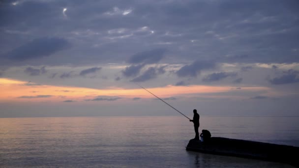 Gimbal shot of man and a child with spinning on background of sea — 비디오