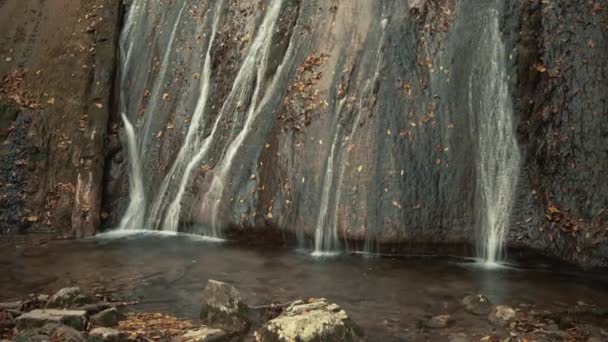 Gimbal tiro lapso de tiempo de una pequeña cascada con hojas — Vídeos de Stock