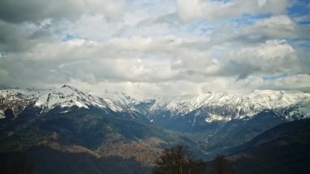 Timlapse de las montañas Sochi con nubes flotando — Vídeo de stock