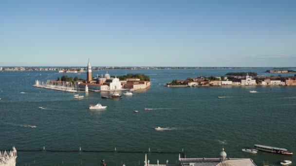 VENICE, ITALY - JUNE 2019: Aerial view of Venice horizon and many boats in Italy — 비디오