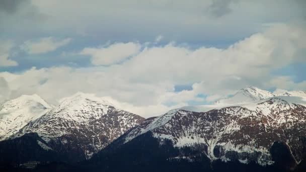 Timlapse plan des montagnes de Sotchi avec des nuages flottant 