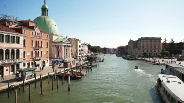 Venetië, Italië - juni 2019: Gimbal shot van Grand Canal van Venetië in Italië in de zomerdag — Stockvideo