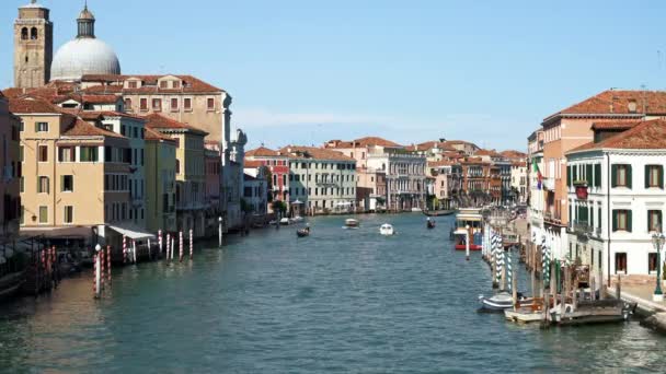 Venedig, Italien - Juni 2019: Gimbalaufnahme des Canal Grande von Venedig in Italien an einem Sommertag — Stockvideo