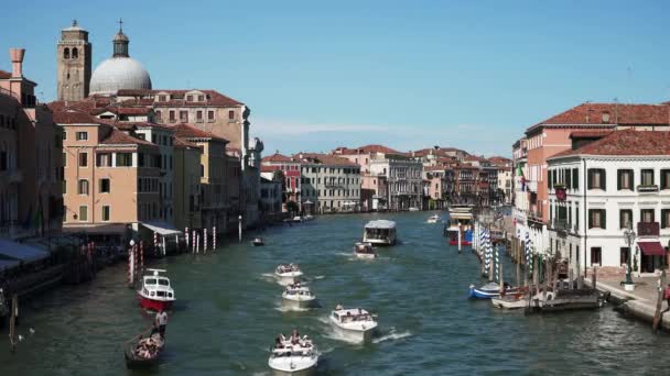 Benátky, Itálie - červen 2019: Gimbalový záběr na Grand Canal of Venice v Itálii v letním dni — Stock video