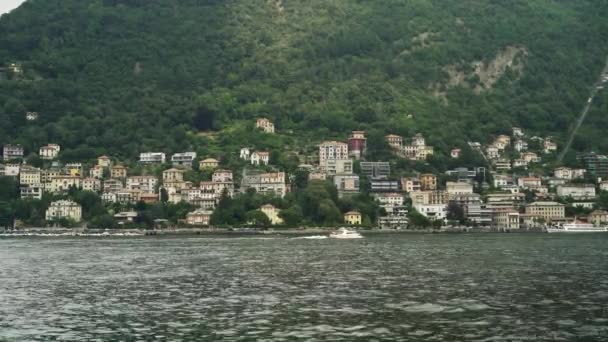 イタリアのコモ湖と民家のジンバルショット — ストック動画