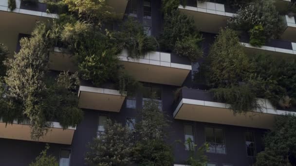 Gimbal kantelen shot van flats in de hedendaagse groene eco-gebouw architectuur — Stockvideo