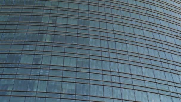 Gimbal shot bascule vers le haut du centre bancaire de conseil en finance des entreprises Milano Italie — Video