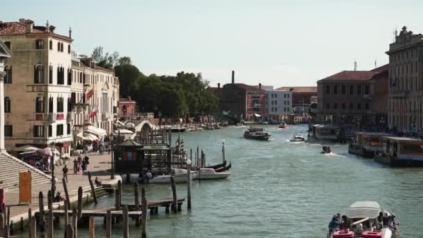 VENICE, ITÁLIA - JUNHO 2019: Fotografia de Gimbal do Grande Canal de Veneza na Itália no dia de verão — Vídeo de Stock