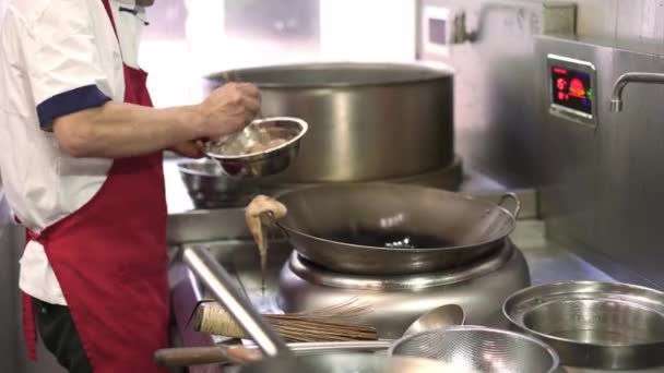 Friggere piccoli pezzi di pollo, ristorante asiatico — Video Stock