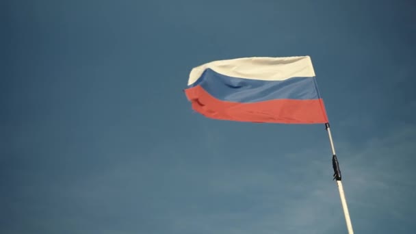 Портативный снимок флага Российской Федерации, размахивающего снаружи — стоковое видео