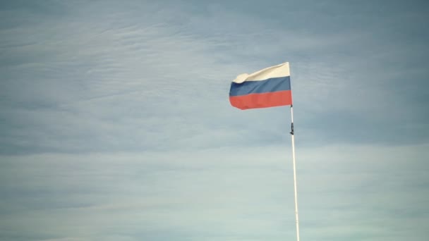 Dışarıda dalgalanan Rus bayrak federasyonunun el kamerasıyla çekilmiş fotoğrafı. — Stok video