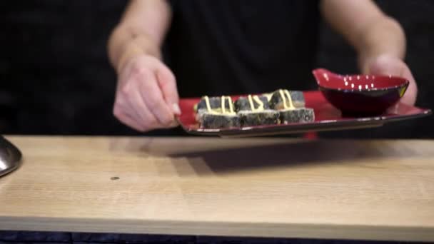 Horké závitky na červeném keramickém talíři sloužit v restauraci — Stock video