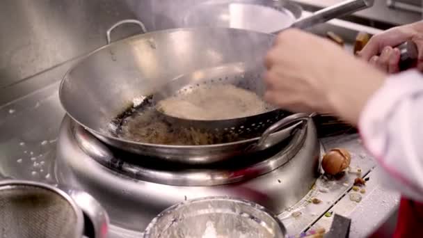 Close-up de fritura de carne na panela em óleo fervente — Vídeo de Stock