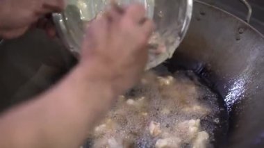 Küçük tavuk parçaları kızartıyorum, Asya restoranı.