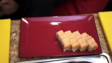 Philadelphia ruloları restoranda servis yapmak için kırmızı seramik tabağa konur.