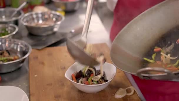 Gros plan du plat de champignons aux oreilles nuageuses avec des légumes — Video