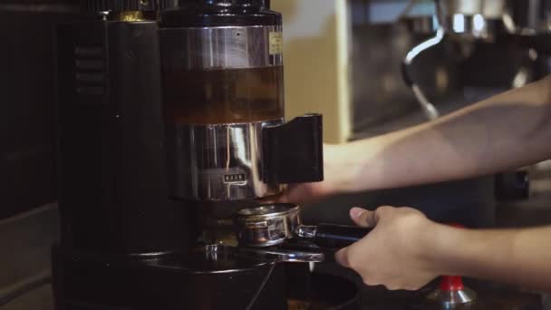 Barista malningskaffe i modern kaffebryggare i cafékök — Stockvideo