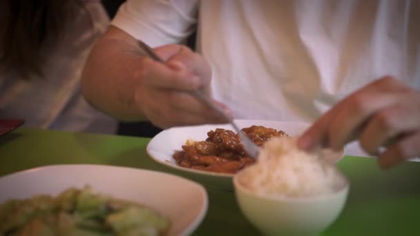 Primer plano de pollo chino con arroz en restaurante asiático — Vídeos de Stock