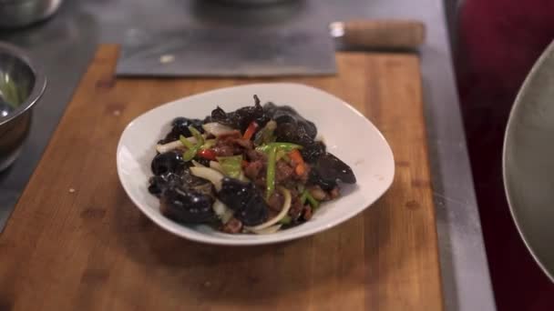 Primer plano del plato de hongo de la oreja de nube con verduras — Vídeo de stock