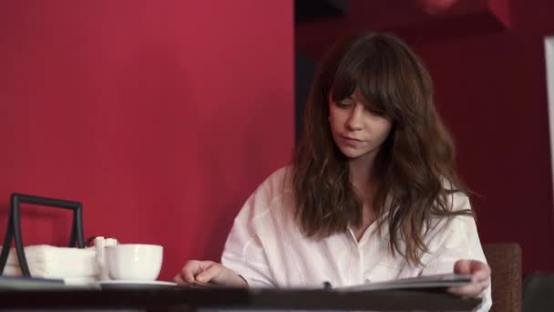 Джимбал знімок молодої жінки, що п'є чашку капучино — стокове відео