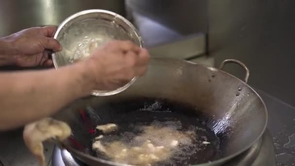 Freír pequeños trozos de pollo, restaurante asiático — Vídeo de stock