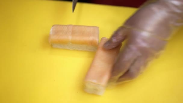 Vue du dessus d'un chef coupant un long rouleau de philagara a — Video