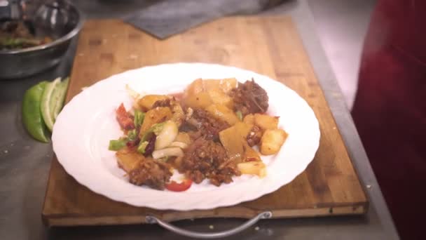 Cierre de ragú con verduras y carne en el plato — Vídeos de Stock