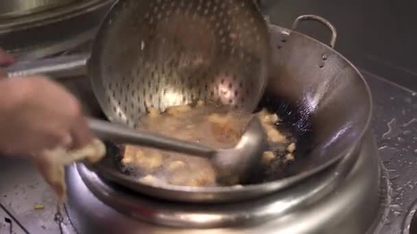 Friture petits morceaux de poulet, restaurant asiatique — Video