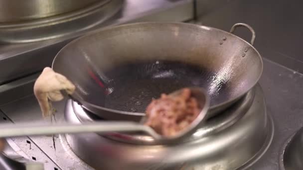 Primo piano della padella sul fornello della cucina con carne e verdure — Video Stock