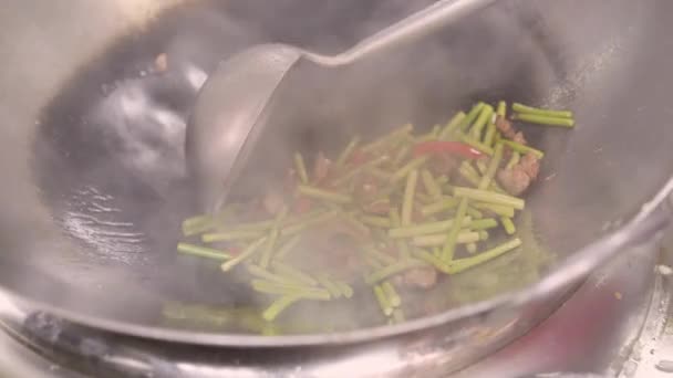 Cook tillagar grönsaker med kött i en stekpanna — Stockvideo