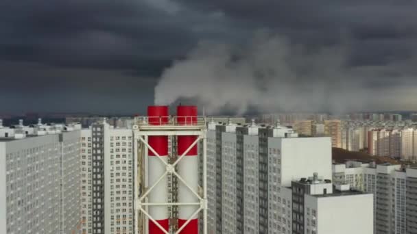 Avión teledirigido plano de tubos industriales sobre fondo de casas en Moscú — Vídeos de Stock