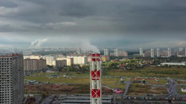 Zoom de zangão aéreo de tubo industrial no fundo de casas em Moscou — Vídeo de Stock