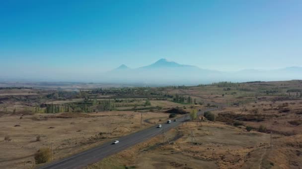 Légi drón lövés mezők és autóút hátterében Ararat hegyek — Stock videók