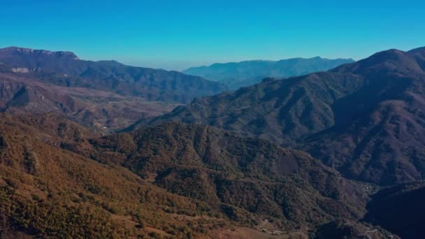 Drone tiro aéreo voando sobre montanhas na Armênia na hora de verão — Vídeo de Stock