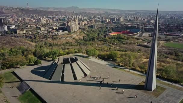 Aerial drone zoom from Tsitsernakaberd museum and city panorama. — Vídeos de Stock