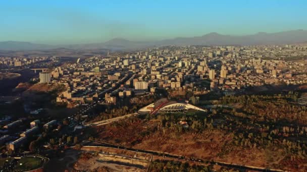 Antenni lennokki laukaus zoom ulos Jerevan panoraama auringonlaskussa — kuvapankkivideo