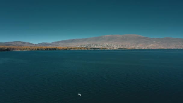 Vuelo aéreo con aviones teledirigidos del lago de Ereván sobre el fondo del Monte Ararat. — Vídeo de stock