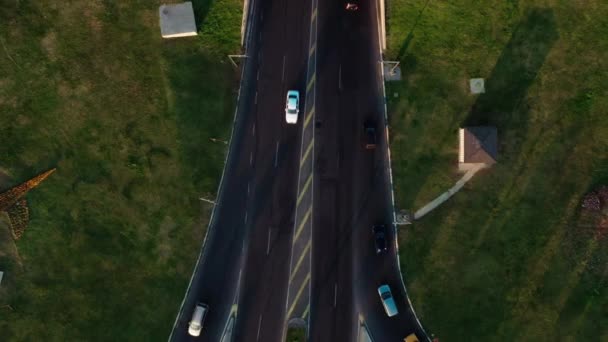 車線上の車のトラフィックのトップビューの空中ドローンショット — ストック動画