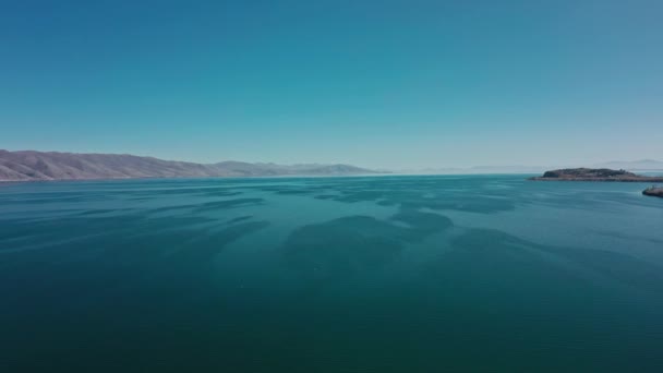 Drohnenaufnahme des Sewan-Sees vor dem Hintergrund des Araat-Berges — Stockvideo