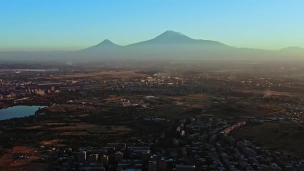 Aerial drone shot zoom w Erywaniu panorama na zachód słońca — Wideo stockowe