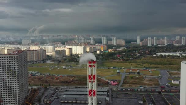 Tubo aéreo drone hacia abajo del tubo industrial en el fondo de las casas en Moscú. — Vídeos de Stock
