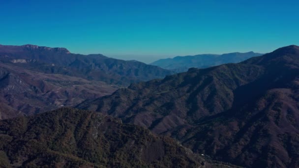 Drone tiro aéreo voando sobre montanhas na Armênia na hora de verão — Vídeo de Stock