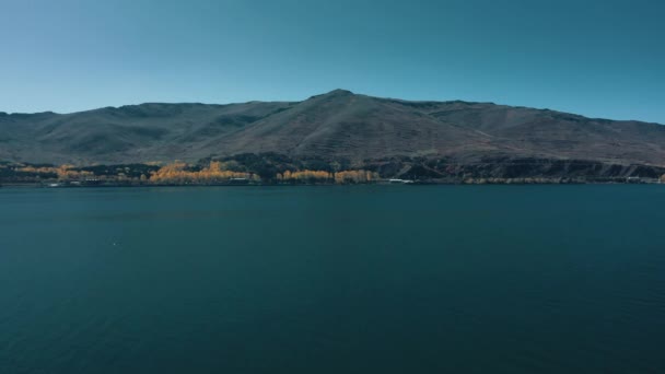 アララト山を背景にセバン湖の空中ドローン撮影 — ストック動画