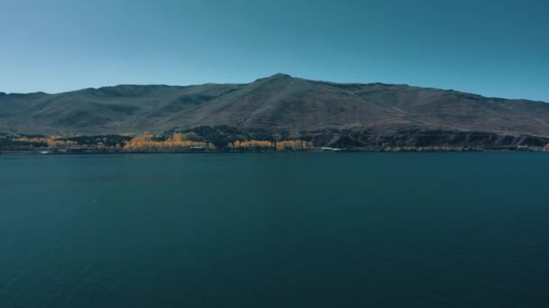 Vuelo aéreo con aviones teledirigidos del lago de Ereván sobre el fondo del Monte Ararat. — Vídeos de Stock