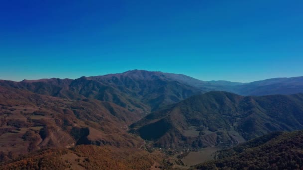 夏時間にアルメニアの山の左にドローンの空中パンショット — ストック動画